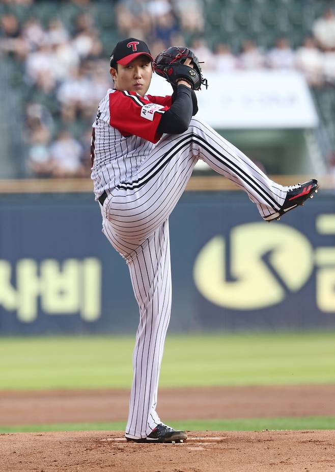 <yonhap photo-4369=""> 역투하는 LG 선발 손주영 (서울=연합뉴스) 김인철 기자 = 31일 서울 잠실야구장에서 열린 2025 프로야구 KBO리그 키움 히어로즈와 LG 트윈스의 경기. LG 선발 투수 손주영이 역투하고 있다. 2025.8.31 yatoya@yna.co.kr/2025-08-31 18:24:17/ <저작권자 ⓒ 1980-2025 ㈜연합뉴스. 무단 전재 재배포 금지, AI 학습 및 활용 금지></yonhap>