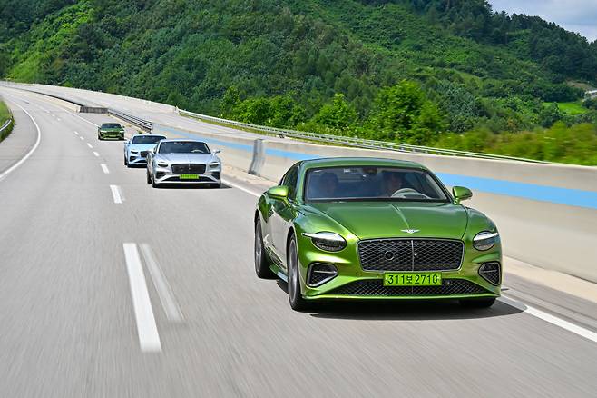 ‘벤틀리 컨티넨탈 GT 스피드’ 미디어 그랜드 투어 행사에서 시승 차량 4대가 도로를 질주하고 있다. 벤틀리코리아 제공