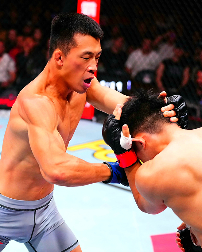 AFC 웰터급 챔피언 김상욱이 2025년 8월 상하이다우타이 Road to UFC 시즌4 라이트급 토너먼트 4강전에서 중국 우슈 산타 전우훈 전국대회 우승자 런야웨이를 주먹으로 때리고 있다. 사진=TKO