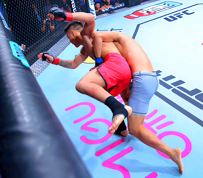 AFC 웰터급 챔피언 김상욱이 2023년 8월 싱가포르실내체육관 RTU 시즌2 준결승에서 UFC 2승3패 룽주를 넘어뜨리고 있다. 사진=TKO