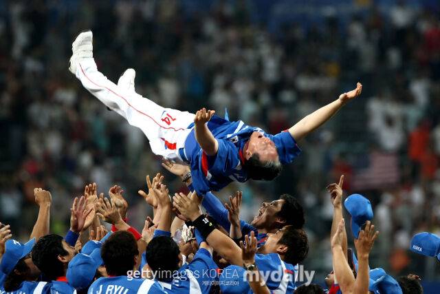 2008 베이징 올림픽 야구 금메달을 차지한 뒤 헹가래를 받는 김경문 감독./게티이미지코리아