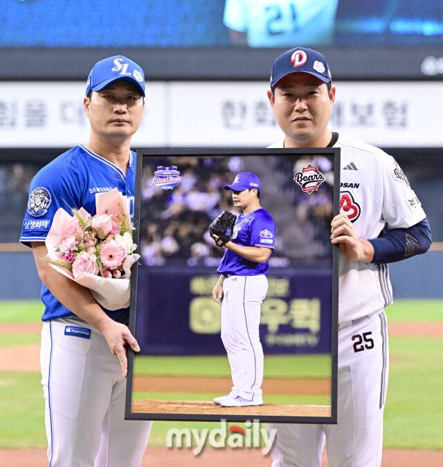 2025년 8월 28일 오후 서울 잠실구장에서 열린 '2025 신한 SOL뱅크 KBO 리그' 삼성 라이온즈와 두산 베어스의 경기. 삼성 오승환이 은퇴투어에서 두산 양의지의 축하를 받고 있다./마이데일리