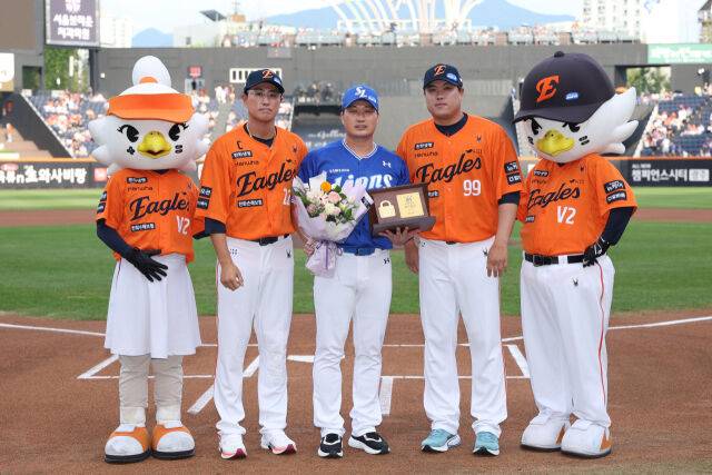 은퇴 투어 선물을 받은 오승환./삼성 라이온즈