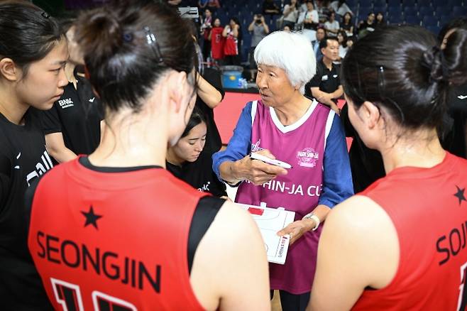 한국 여자농구의 전설 박신자 여사가 30일 부산 사직체육관에서 열린 2025 박신자컵 개막전을 마치고 일본 최강 후지쓰 레드웨이브에 52-62로 패한 부산 BNK 선수단에 조언하고 있다. WKBL 제공