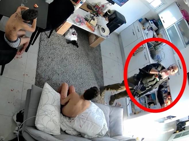 자신을 위해 수류탄을 몸으로 덮은 아버지를 부르며 울부짖는 아이들 앞에서 음료수를 마시는 하마스 대원. 2023년 10월 7일. 이스라엘 총리실 공개 영상 캡처