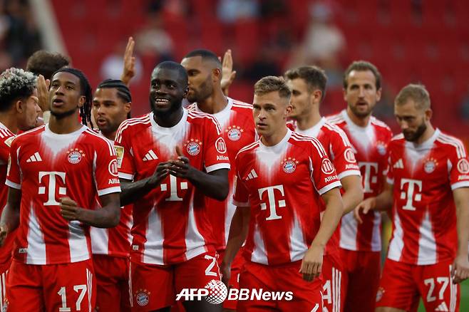 31일 아우크스부르크전에서 득점에 성공한 뒤 기뻐하고 있는 바이에른 뮌헨 선수들. /AFPBBNews=뉴스1