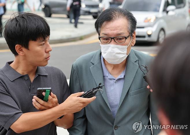 영장심사 포기한 건진법사 전성배 씨, 특검 인치 (서울=연합뉴스) 이동해 기자 = 영장심사를 포기한 건진법사 전성배 씨가 21일 민중기 특별검사팀 사무실이 마련된 서울 종로구 KT 광화문빌딩 웨스트에서 대기하기 위해 출석하고 있다.
전 씨는 이날 오전 10시 30분에 영장실질심사를 받을 예정이었지만 심사 포기 의사를 밝혔다. 2025.8.21 eastsea@yna.co.kr