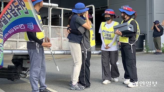 29일 600일 만에 땅을 밟은 박정혜 수석부지회장이 동지와 서로 부둥켜안고 눈물을 흘리고 있다. 2025.8.29 /유혜연기자 pi@kyeongin.com