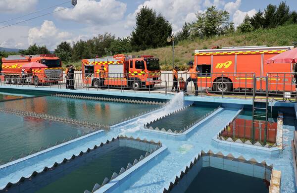강릉시민의 87%가 사용하는 생활용수를 공급하는 홍제정수장에서 전국에서 달려 온 소방차들이 운반해 온 물을 쏟아붓고 있다. 연합뉴스