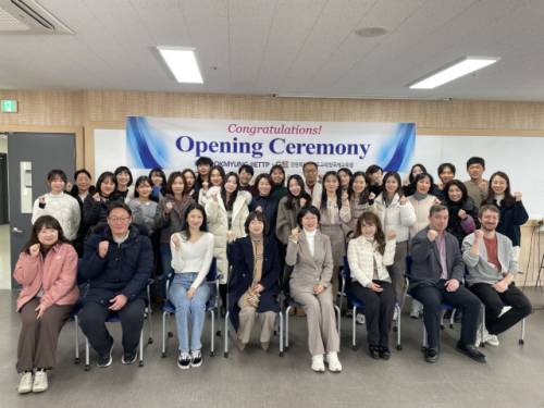 강원특별자치도교육청 국제교육원(원장:변미영)이 지난달 30일 국제교육원에서 성과 공유 워크숍을 마지막으로 ‘2025년 강원형 초·중등교사 영어심화연수’ 일정을 마무리했다. 이번 연수는 도내 초·중등 교사 30명을 대상으로 진행되었으며, 기본과정–적용과정–심화과정의 단계적 프로그램을 통해 교사들의 영어수업 전문성과 글로벌 역량을 체계적으로 강화했다.