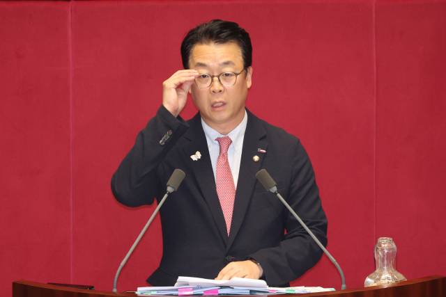 국민의힘 곽규택 의원이 24일 국회 본회의에서 2차 상법 개정안에 반대하는 필리버스터(무제한 토론을 통한 합법적인 의사진행 방해)를 하고 있다. 연합뉴스