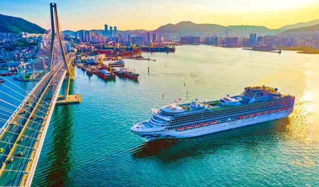 부산이 진정한 해양수도로 거듭나려면 산업·인재·재정 등을 종합적으로 지원하는 해양수도특별법 제정이 절실하다. 사진은 부산항국제여객터미널에서 출발해 부산항 대교를 가로지르는 초대형 크루즈선 ‘다이아몬드 프린세스’호. 김종진 기자 kjj1761@