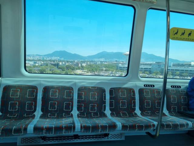 지난 29일 오후 김해경전철 2량 전동차 내부 좌석의 상당수가 빈채로 운행되고 있다./이종훈 기자/