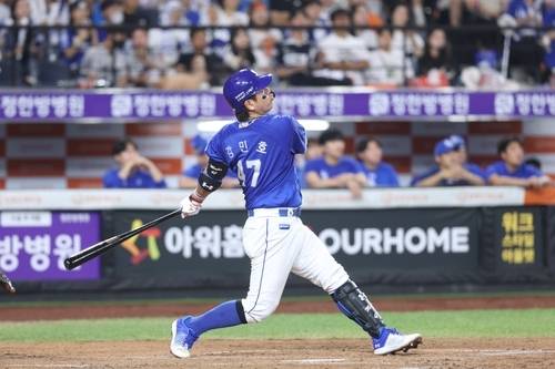 삼성 강민호가 지난달 31일 대전 한화생명볼파크에서 열린 프로야구 한화와의 방문 경기에서 3회초 1사 1루에서 역전 결승 투런포를 쏘고 있다. 삼성라이온즈 제공