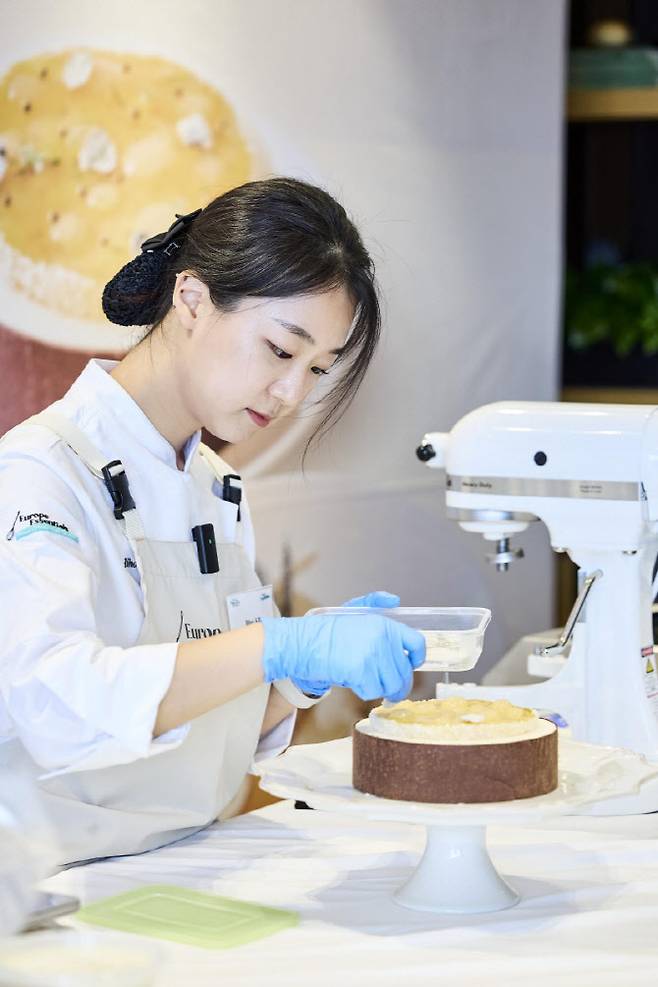 세 가지 결선 디저트 중 8인용 디저트 코코 둘세 (Coco Dulce) 실연중인 길지호 셰프