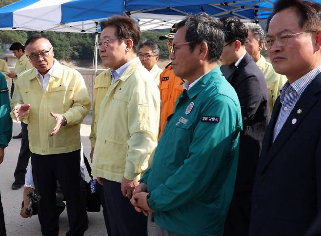 이재명 대통령이 30일 강원 강릉시 성산면 오봉저수지를 찾아 가뭄대책 추진현황을 듣고 있다. 왼쪽부터 황주호 한국수력원자력 사장, 이재명 대통령, 김홍규 강릉시장. 뉴시스