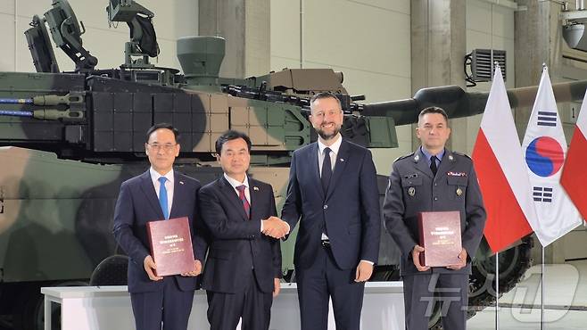 안규백 국방부 장관이 8월 1일 폴란드 글리비체에서 열린 K2 전차 2차 이행계약(전차 180대, 지원차량 81대, 약 65억불 규모) 서명식에 참석해 브와디스와프 코시니악-카미슈 폴란드 부총리 겸 국방장관, 이용배 현대로템 사장, 아르투르 쿱텔 폴란드 군비청장과 기념 촬영을 하고 있다. (국방부 제공, 재판매 및 DB금지) 2025.8.1/뉴스1