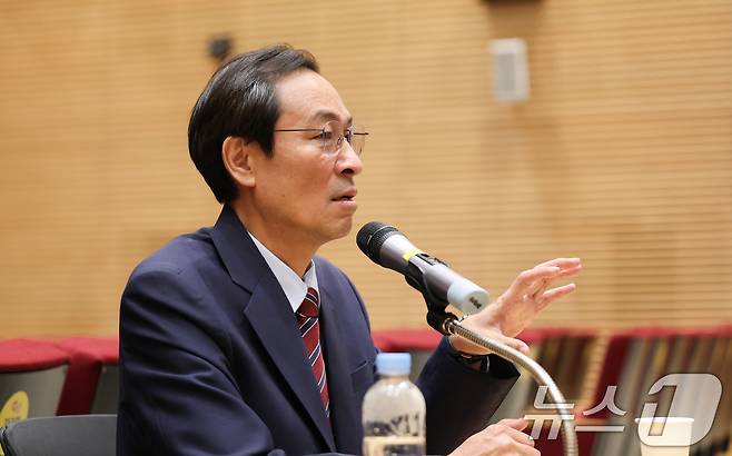 우상호 정무수석이 21일 서울 용산구 대통령실 청사에서 열린 기자간담회에서 취재진의 질의에 답하고 있다. 2025.8.21/뉴스1 ⓒ News1 허경 기자