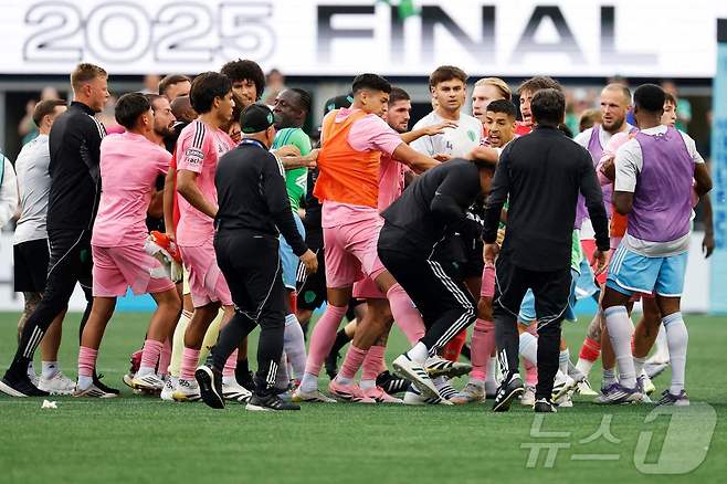 리그스컵 결승전에서 충돌한 인터 마이애미와 시애틀 사운더스 선수단. ⓒ AFP=뉴스1