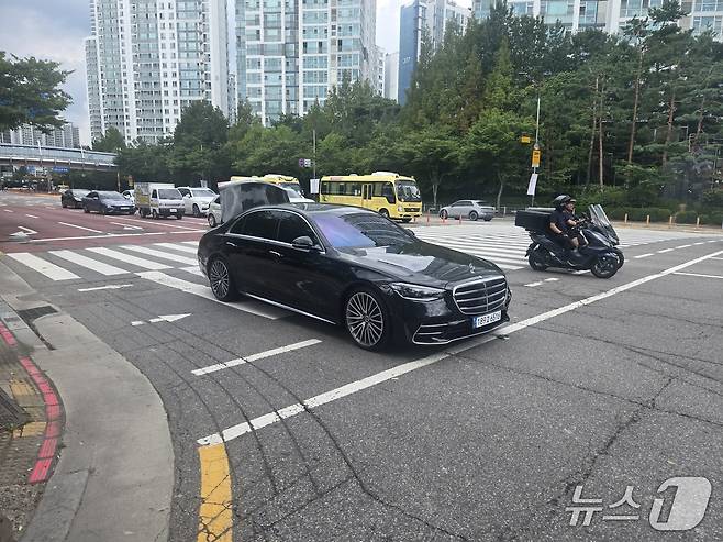 구입 일주일 만에 경기 화성시 금곡초등학교 사거리에서 오산 방향으로 우회전하던 중 갑자기 멈춰선 벤츠 차량 (차량 소유주 제공)