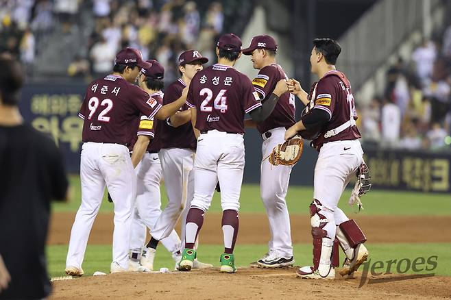 키움 선수들이 31일 서울 잠실구장에서 열린 2025 KBO리그 정규시즌 LG전 승리 후 자축하고 있다. 사진 | 키움 히어로즈