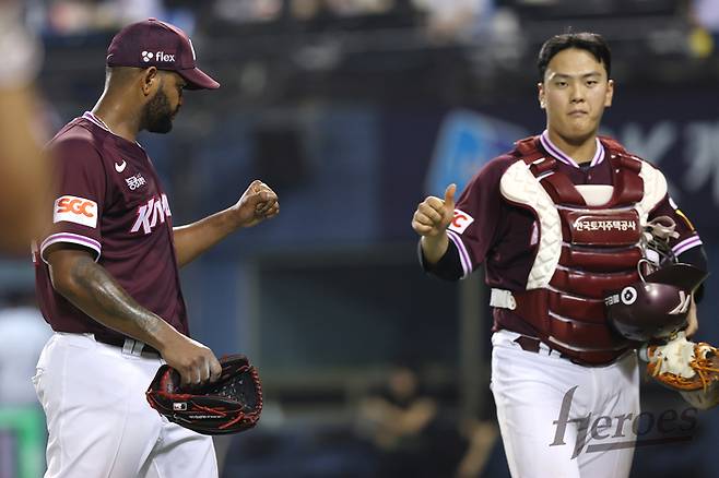 키움 알칸타라(왼쪽)가 31일 서울 잠실구장에서 열린 2025 KBO리그 정규시즌 LG전에서 이닝을 마친 후 포수 김건희를 보며 주먹을 불끈 쥐고 있다. 사진 | 키움 히어로즈