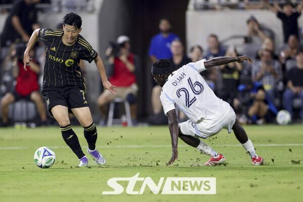 로스앤젤레스(LA) FC의 손흥민이 지난달 31일(현지 시간) 미 캘리포니아주 LA의 BMO 스타디움에서 열린 2025 MLS 29라운드 샌디에이고 FC와 경기 중 공을 몰고 있다. 홈경기에 첫 선발 출전한 손흥민은 공격 포인트를 올리진 못했으며 LA FC는 1-2로 역전패했다. /사진=뉴시스(AP)