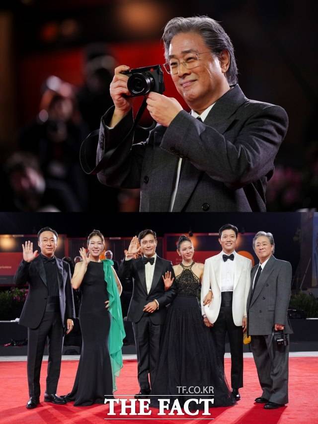 박찬욱(위) 감독이 29일(현지 시간) 이탈리아 베네치아에서 열린 제82회 베네치아국제영화제에서 영화 '어쩔수가없다'(No Other Choice) 포토콜 행사에 참석해 출연진과 함께 포즈를 취하고 있다. 왼쪽부터 배우 이성민, 염혜란, 이병헌, 손예진, 박희순, 박찬욱./뉴시스