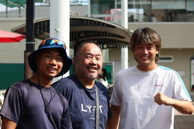 대회에 참가한 일본 선수단 지도자들. 10년 동안 매년 대회를 방문한 모리나가 슈지 코치(가운데).