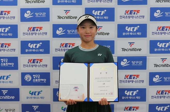 1,2차 대회 12세부 여자 단식 2관왕에 오른 박예인.