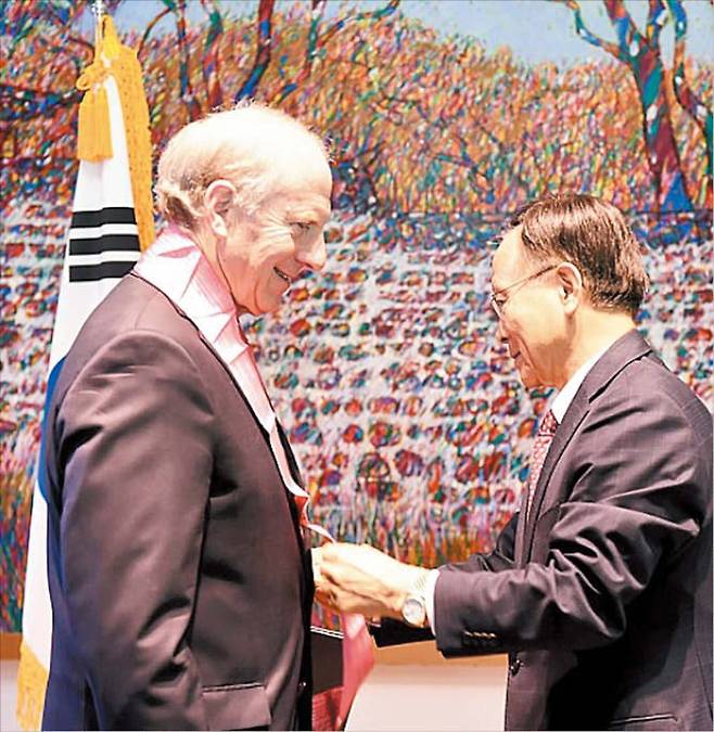 리처드 하스 미국외교협회(CFR) 명예회장이 2021년 5월 이수혁 당시 주미대사로부터 수교훈장 광화장을 받고 있다. 광화장은 한국과의 외교 관계에 크게 기여한 외국의 인사에게 수여하는 최고 등급 훈장이다. /주미한국대사관