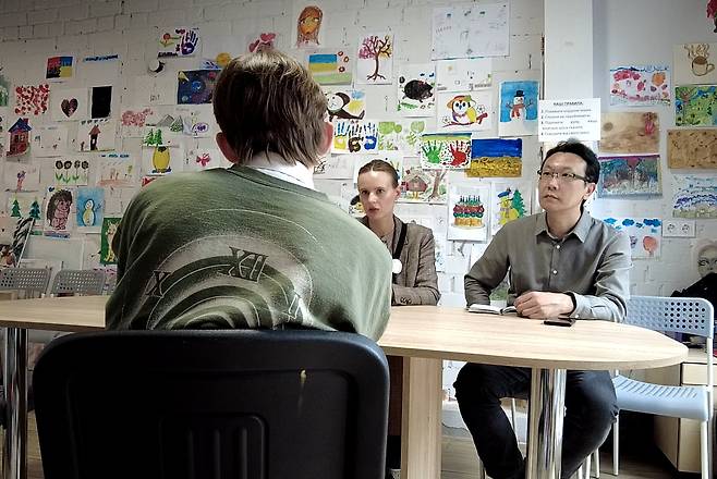 세이브 우크라이나의 아동 보호시설에서 도네츠크 출신의 파블로(18·왼쪽)군이 자신의 경험을 이야기 하고 있다. /키이우(우크라이나)=정철환 특파원