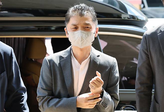 SM엔터테인먼트 시세조종 공모 의혹을 받는 김범수 카카오 창업자가 8월 29일 오후 서울 양천구 남부지법에서 열린 결심공판에 출석하고 있다. /뉴스1