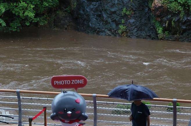지난 7월 집중호우에 서울 서대문구 인공폭포 앞 홍제천이 불어나 있다.ⓒ연합뉴스