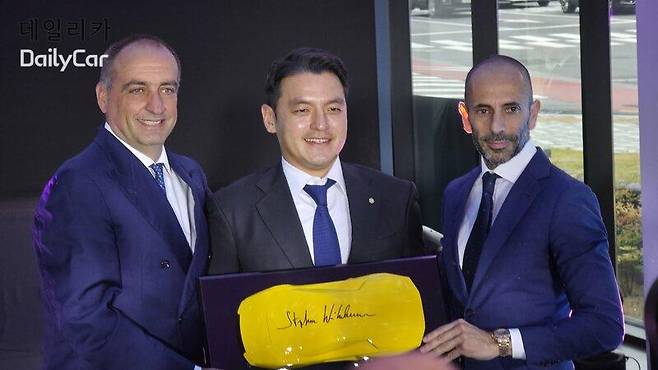 (왼쪽부터) 페데리코 포스키니 오토모빌리 람보르기니 마케팅·세일즈 총괄 책임자, 프란체스코 스카르다오니 아시아 태평양 지역 디렉터, 권혁민 이탈리아 오토모빌리 대표