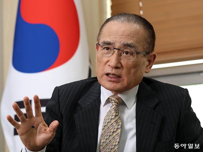 위성락 국가안보실장이 31일 오후 서울 용산 대통령실에서 동아일보와 인터뷰를 갖고 “미국과 우라늄 농축·재처리 측면에서 우리가 더 많은 여지를 갖는 쪽으로 협의하고 있다”고 말했다. 이날 인터뷰는 1시간 동안 진행됐다.
송은석 기자 silverstone@donga.com