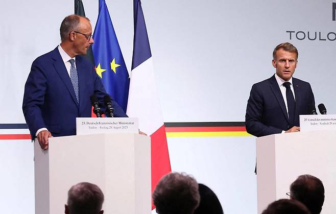 프리드리히 메르츠 독일 총리(왼쪽)와 에마뉘엘 마크롱 프랑스 대통령이 지난달 29일 프랑스 툴롱에서 기자회견을 갖고 우크라이나 전쟁의 휴전에 미온적인 블라디미르 푸틴 러시아 대통령을 비판했다. 두 정상은 푸틴 대통령이 도널드 트럼프 미국 대통령 앞에서는 볼로디미르 젤렌스키 우크라이나 대통령을 곧 만날 것처럼 행동했지만 그러지 않았다며 “푸틴이 트럼프를 갖고 놀았다”는 취지로 발언했다. 툴롱=AP 뉴시스