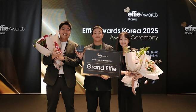 지난달 28일 시그니엘 부산에서 열린 '2025 에피 어워드 코리아' 시상식에서 한국 코카콜라 관계자들이 기념촬영을 하고 있다. 한국 코카콜라 제공