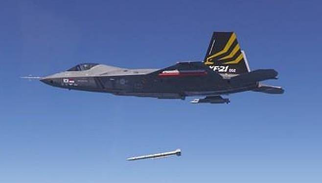 KF-21, 1호 국산전투기 공대공 무장분리·공중 기총발사 시험 성공. 방위사업청은 국산 초음속 전투기 KF-21 '보라매'가 지난 2023년 3월 28일 경남 사천에 있는 공군 3훈련비행단에서 이륙해 공대공 무장분리 시험, 공중 기총발사 시험을 성공적으로 수행했다고 밝혔다. 방위사업청 제공