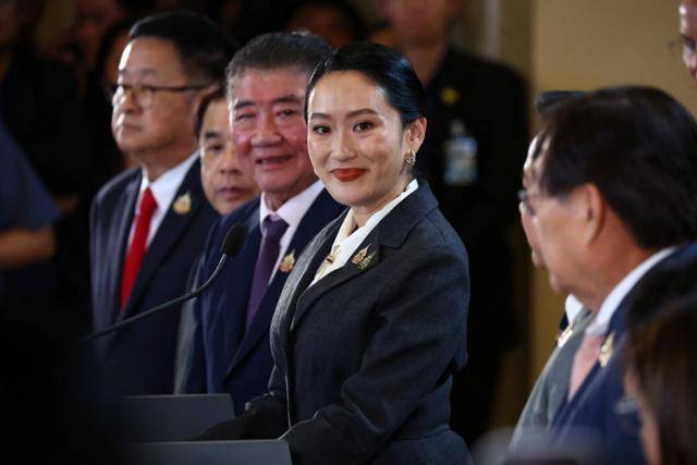 패통탄 친나왓 태국 총리가 헌법재판소의 해임 판결이 발표된 지난달 29일 방콕 정부청사에서 입장을 밝히고 있다. 방콕=로이터 연합뉴스