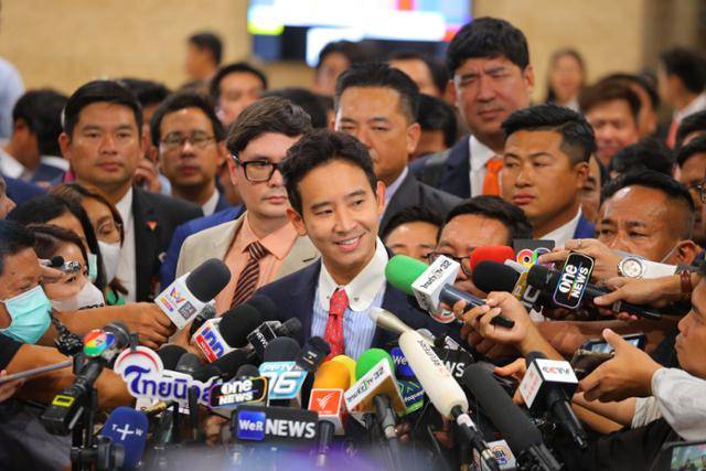 피타 림짜른랏 전 태국 전진당 대표가 지난 2023년 7월 태국 방콕에서 취재진에 둘러싸인 채 질문에 답하고 있다. 전진당 제공