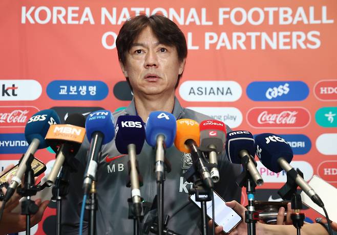 <yonhap photo-3255=""> 인터뷰하는 홍명보 감독 (영종도=연합뉴스) 윤동진 기자 = 대한민국 축구대표팀 홍명보 감독이 미국·멕시코와 평가전을 위해 1일 인천국제공항 2터미널을 통해 출국하기에 앞서 취재진과 인터뷰하고 있다. 대표팀은 미국에서 오는 7일 미국, 10일 멕시코와 평가전을 치른다. 2025.9.1 mon@yna.co.kr/2025-09-01 08:34:04/ <저작권자 ⓒ 1980-2025 ㈜연합뉴스. 무단 전재 재배포 금지, AI 학습 및 활용 금지></yonhap>