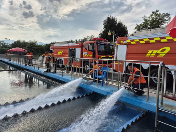31일 소방 관계자들이 동해·속초·평창·양양 등 4개 시·군 등에서 취수한 생활용수를 강릉 홍제정수장에 공급하고 있다. 박진호 기자