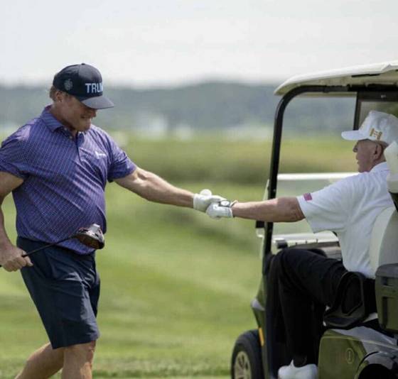 도널드 트럼프 미국 대통령은 지난달 31일(현지시간) 자신의 소셜미디어에 ″존 그루든과 함께 골프를 쳤다. 정말 좋은 사람이고 훌륭한 성품의 소유자″라고 적었다. 트럼프 대통령 트루스소셜