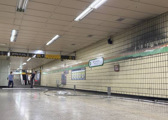 화재가 발생한 1일 오후 서울 마포구 서울지하철 2호선 합정역 승강장 벽이 검게 그을려 있다. 뉴시스