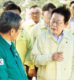 이재명 대통령이 지난 30일 가뭄 피해를 겪는 강원 강릉시 성산면 오봉저수지를 방문해 김홍규 강릉시장(왼쪽)과 얘기하고 있다. 김범준 기자