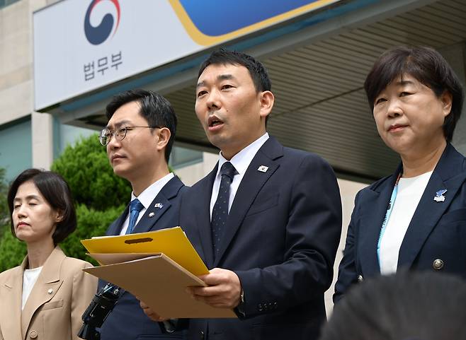 Rep. Kim Yong-min of the Democratic Party of Korea (third from left) speaks during a press briefing after the National Assembly's Legislation and Judiciary Committee conducted an on-site investigation at the Seoul Detention Center in Uiwang, Gyeonggi Province on Monday. (Yonhap)