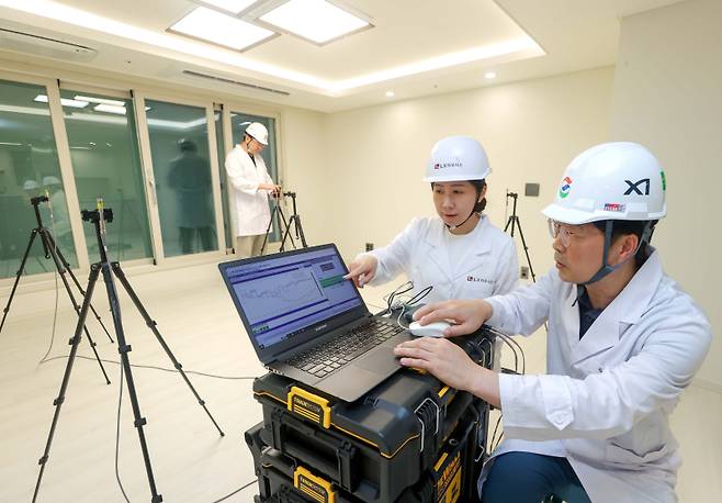 LX하우시스와 GS건설이 LH의 바닥충격음 품질시험에서 업계 최저 수준의 낮은 소음수치를 기록했다. LX하우시스 제공