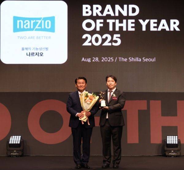 나르지오가 ‘2025 올해의 브랜드 대상’ 기능성신발 부문 대상을 수상한 뒤 기념촬영을 하고 있다./사진=나르지오 제공