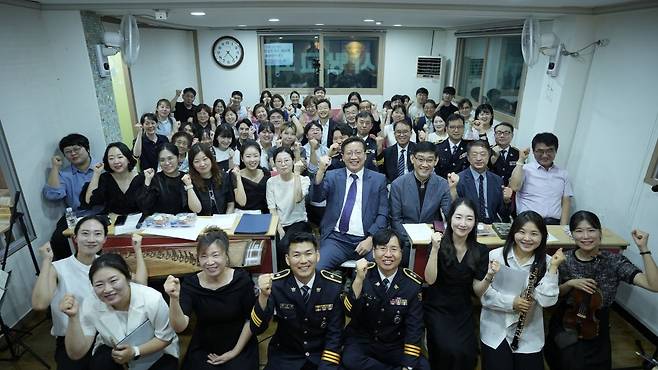 순회예배 참석자들이 31일 서울 성동구 사랑교회에서 오른손을 들어 "파이팅"을 외치고 있다. 서초경찰기독선교회 제공